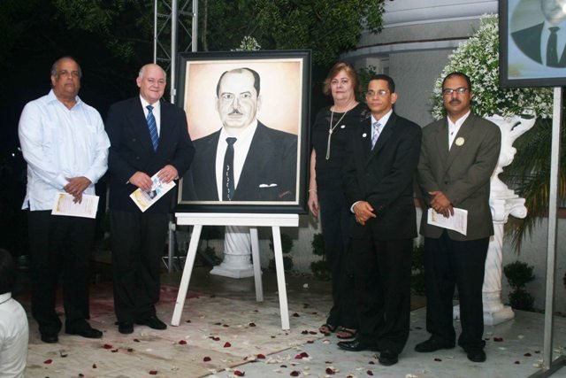 Juan Daniel Balcácer, Oscar Antonio de La Maza, Lourdes de La Maza Michel, el senador José Rafael Vargas y Manuel Tejeda posan frente al oleo de Antonio de La Maza. 